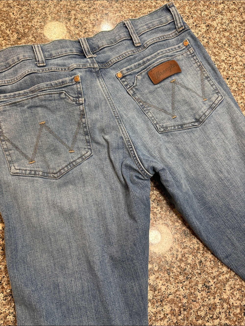 Wrangler Men’s Light Wash Slim Straight-Leg Jeans 32x29